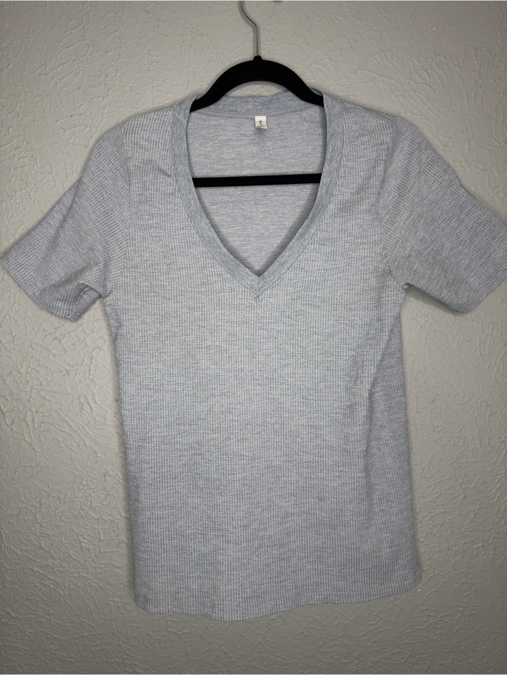 Athleta Heather Light Gray V-Neck Short Sleeve Tee
